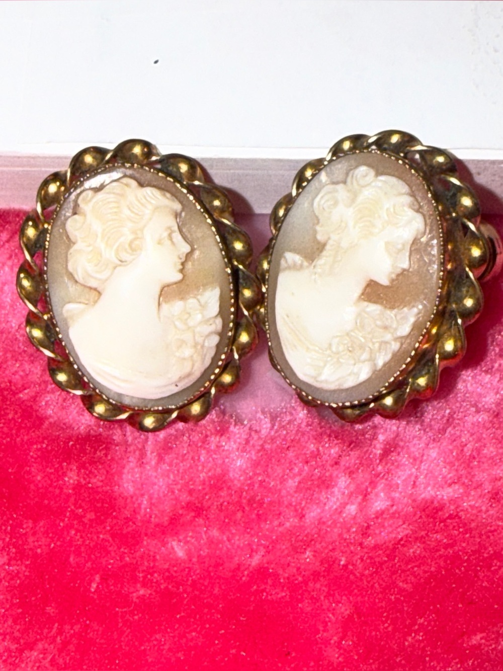 Vtg Victorian signed AMCO hand carved shell oval cameo screw back earrings